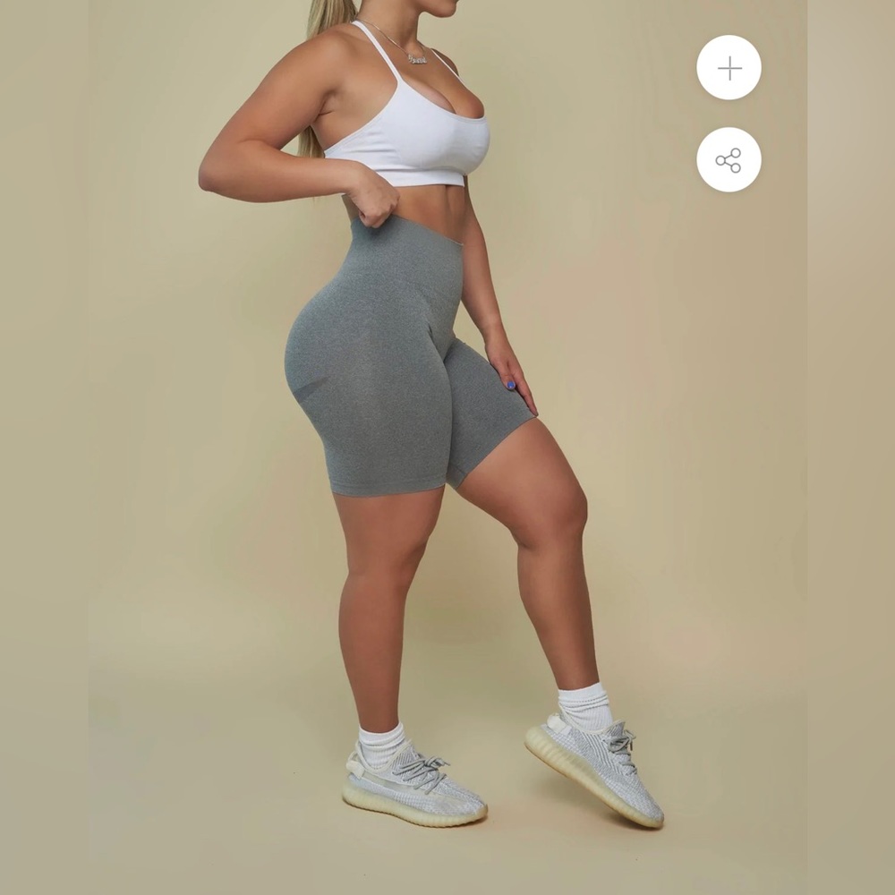 PCHEEBUM

GREY SEAMLESS BIKER SHORTS